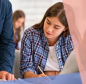 Élève en train de travailler