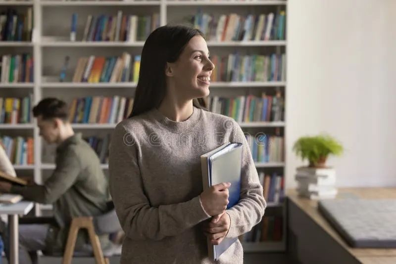 Étudiante dans une bibliothèque